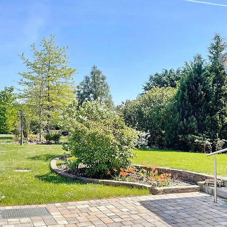 Am Park Mit E-autoladestation アパート *